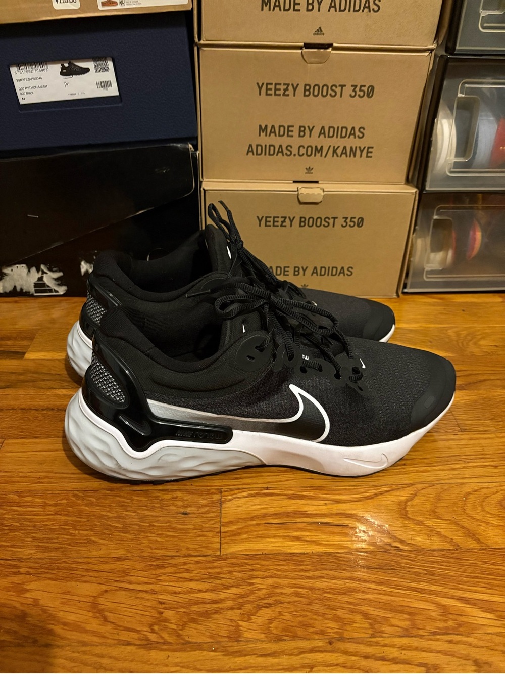 Nike Black and White Athletic Sneakers with Bold Swoosh